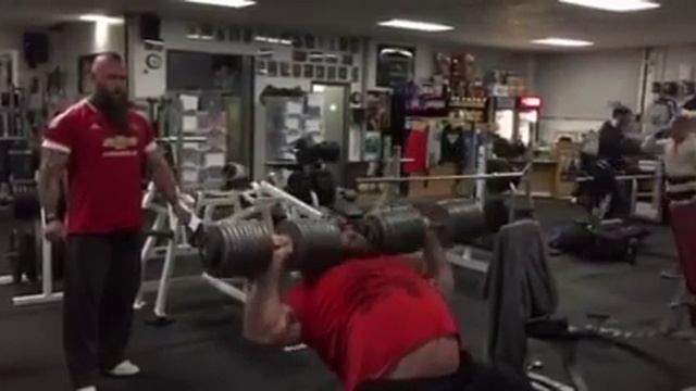 Эд Холл ( Англия) , наклонный жим гантелей по 90 кг на 8 раз . смотреть онлайн