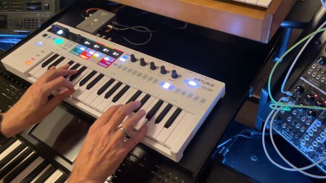 Modular Ensemble (4MS Ensemble Oscillator, 2HP Plucks, KeyStepPro) смотреть онлайн