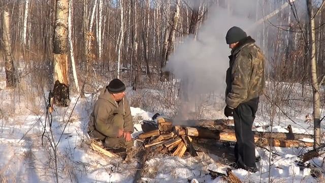 Костер в тайге зимой