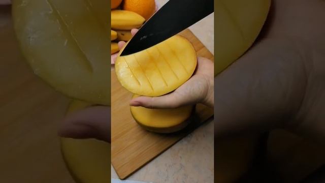 Нарезаем МАНГО КРАСИВО! Главное выбрать Спелый Фрукт!!! смотреть онлайн
