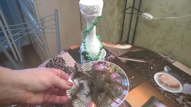 новогодний подсвечник из пустой бутылки с живыми еловыми ветками