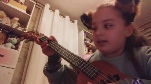 #учимся играть на укулеле песню "а муха тоже вертолёт"