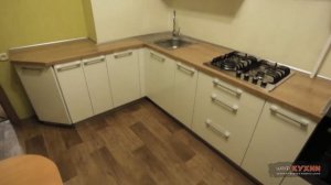 Белая кухня. Встроенный духовой шкаф. Встроенная микроволновка.