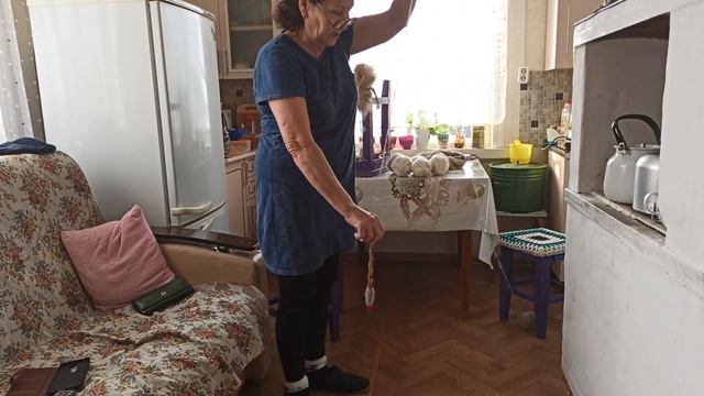 Как моя мама ссучивает пряжу Шерсть. смотреть онлайн