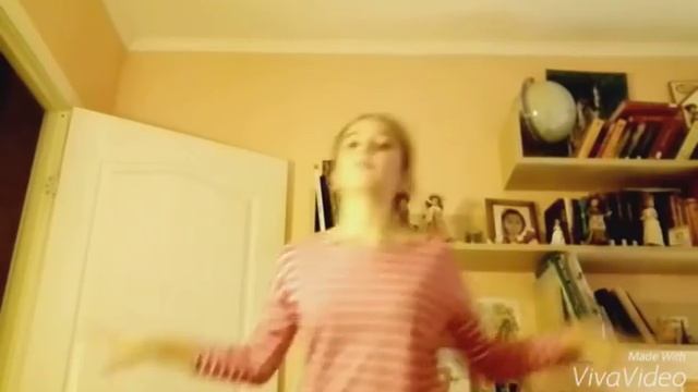 D/B Растягивается на шпагат [Физкульт-минутка] смотреть онлайн