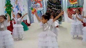Новогодний танец Снежинок "Кружится снежинок хоровод".
