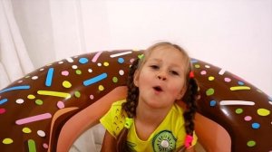 София превращает маленькие игрушки в большие