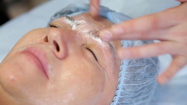 Прочь сомнения - ты станешь лучшим Бьютипрофи вместе с нами!Добро пожаловать в мир Макеа Леди! смотреть онлайн