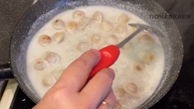 Просто объедение, это очень вкусно — пельмени по-белорусски на сковороде с манкой и сыром