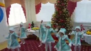 Новогодний танец девочек