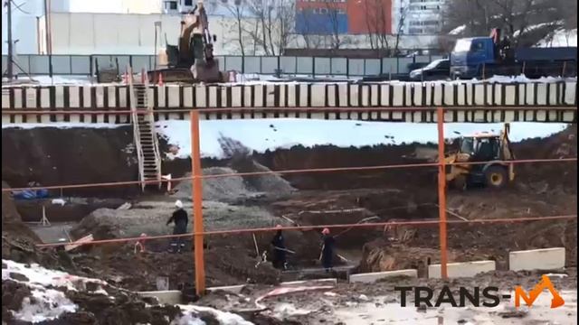 Подготовительные работы для котлована. Насыпь и выравнивание слоя щебня.