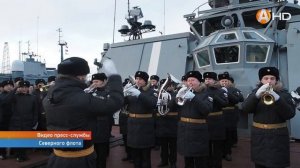 После дальнего похода морякам вручили жареного поросёнка