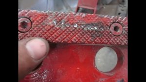 Крупная насечка на губки для захватов.