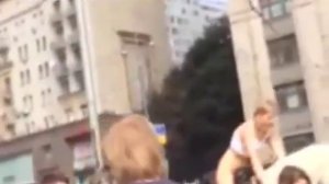 Обнаженная девушка проехала на лошади по центру Москвы