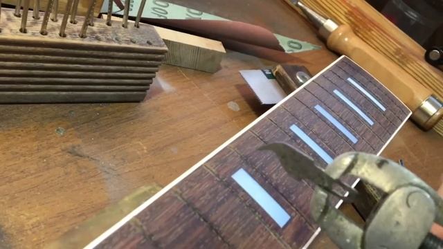Установка ладов, шлифовка ладов и инструмент гитарного мастера. смотреть онлайн