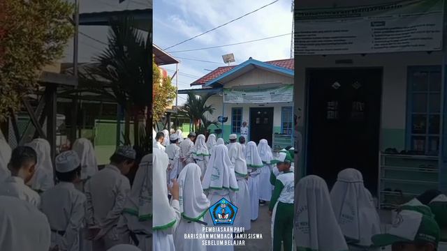 pembiasaan pagi baris dan membaca janji siswa sebelum memulai pembelajaran