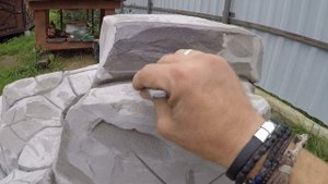 Альпийская горка из бетона и подручных материалов.