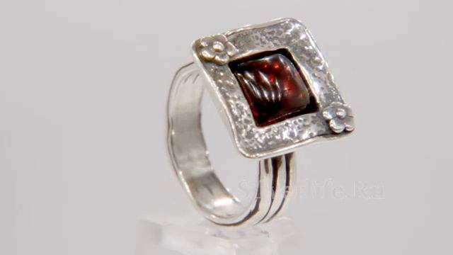 Серебряное кольцо с гранатом