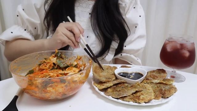 [eng]자취브이로그?| 한식 좋아하는사람? 저요??♀️ 매콤달콤 쫄면에 육전 싸먹기?, 바지락 넣고 쫄면순두부, 열무 보리비빔밥, 된장찌개, 콩나물밥,드파운드가방 언박싱