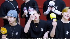 Сынмин издевается над игрушками на протяжении одной минуты и сорок восемь секунд