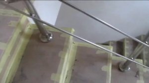 монтаж перил из нержавеющей стали с деревянным поручнем