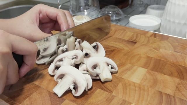 SUB) VLOG | 원데이비건? 건강하게 먹는 자취생 브이로그 (마켓컬리 추천템 for 비건, 면두부 라구파스타, 브로콜리니 볶음, 순두부국, 고구마스틱, 당근라페) смотреть онлайн