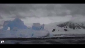 Айсберг разрушился на глазах у туристов в Антарктиде