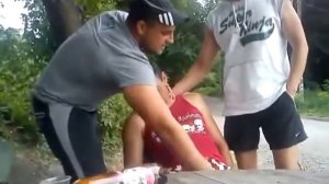 Мужик поймал бревно головой