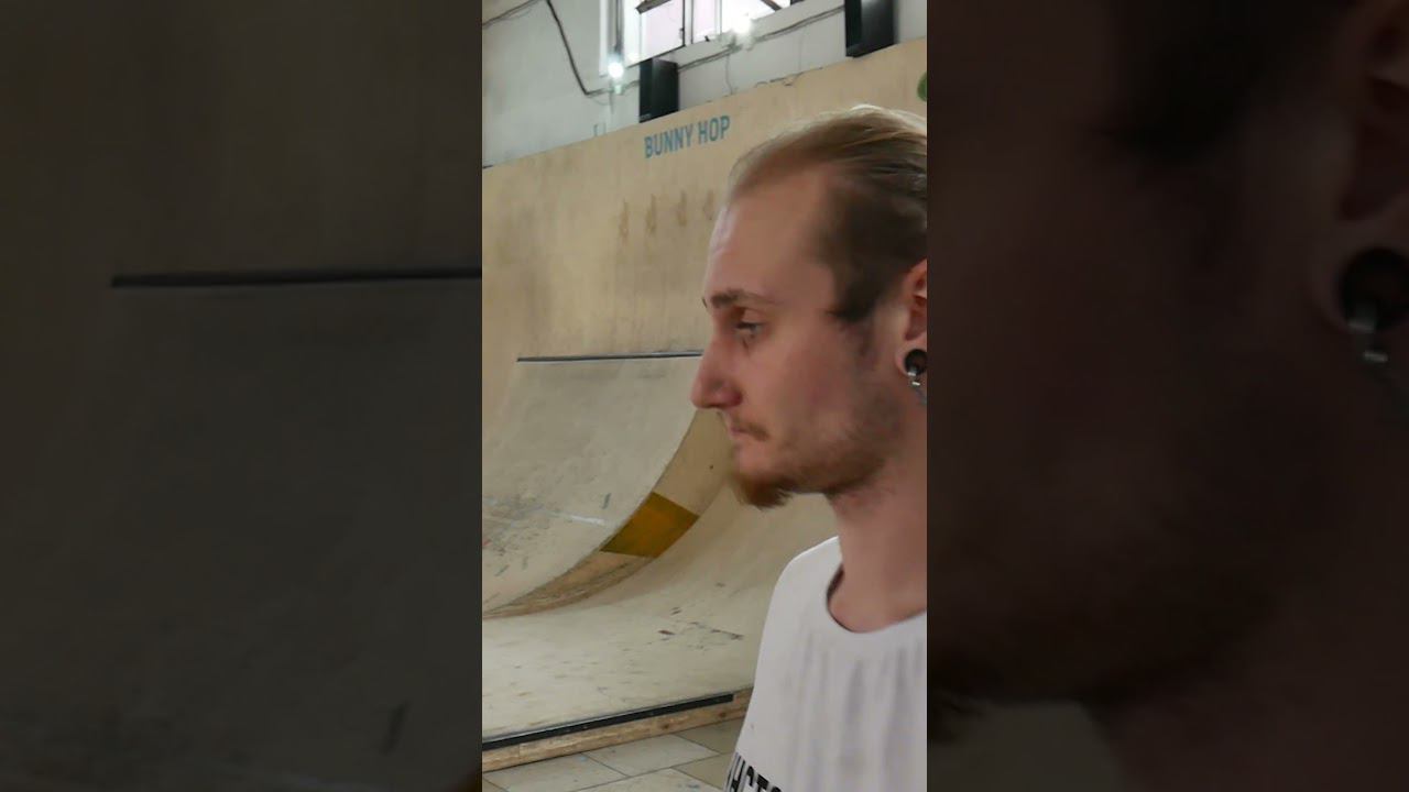 Fakie -Трюк на самокате. Полное видео на канале BunnyHop #крытыйскейтпарк #трюкинасамокате смотреть онлайн