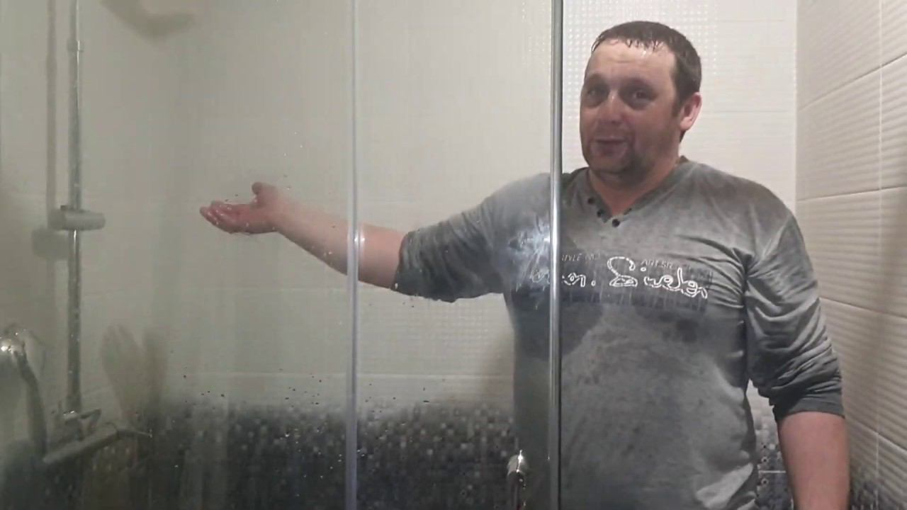 Собака принимает душ/обкатываем душевую кабинку