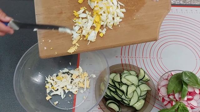 Весений салат с редиской и тунцом без майонеза. Звуки готовки еды смотреть онлайн