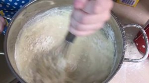 Масленица - Злата готовит блины для семьи