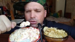 МУКБАНГ салат из крабовых палочек и чипсы/MUKBANG crab stick salad and chips