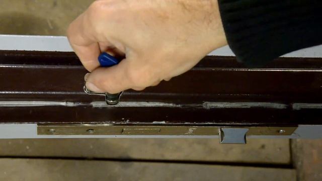 Делаем откатные ворота: 7 Врезка замка в калитку. смотреть онлайн