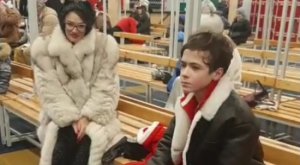 Водонаева привела сына на каток