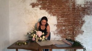 Современная упаковка букета. Матовая пленка, техника упаковки.