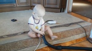 Ребенок втягивает в себя пылесос (Baby and a vacuum cleaner)