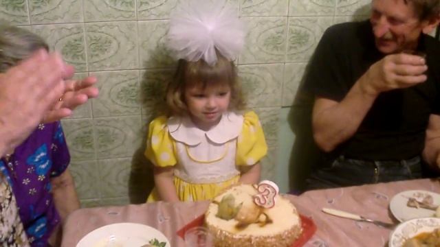 Соне 3 годика.Задувает свечу на торте))) смотреть онлайн