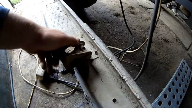 МІНЯЄМО ПОРОГИ ТА ПЕРЕДНІ СТІЙКИ / РЕМОНТ КУЗОВА УАЗ 469 / ТРАНСФОРМАЦІЯ УАЗа смотреть онлайн