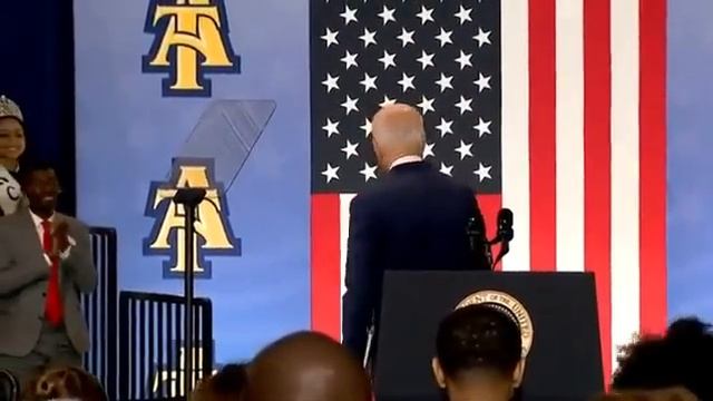 Байден пожал руку воздуху смотреть онлайн