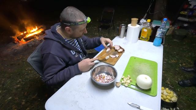 5-ти звездочный отдых дикарями. Готовим ужин из ведра картошки. Серия 2. смотреть онлайн