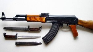 По какой причине на автомате АКМ стоит странный скошенный компенсатор