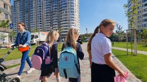 Дорога в школу! Встретили одноклашек (они же подруги)! Путаница с расписанием уроков!