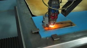 Лазер режет стеклотекстолит Laser is cutting glass-fiber laminate