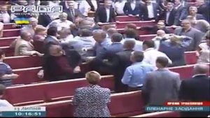 Петр Симоненко вновь избитый группой депутатов