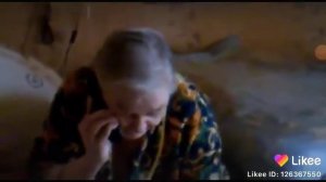 Бабушка разговаривает по телефону