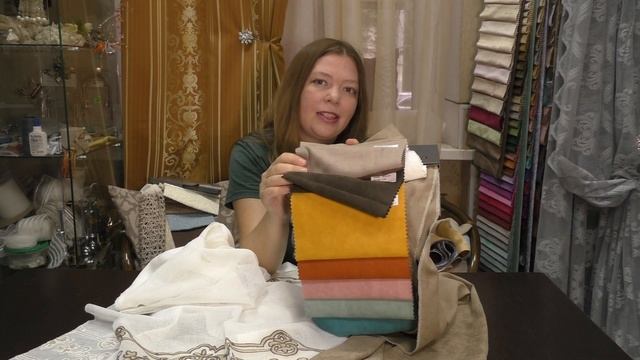 #594. Светлая современная просторная гостиная с отделкой камнем: какие шторы выбрать? смотреть онлайн