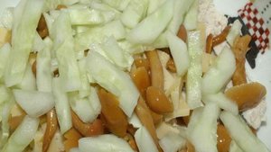 Салат «Шанхай» c курицей, сыром и маринованными опятами