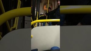 Будьте бдительны и осторожны этот человек ворует  телефоны в автобусах.