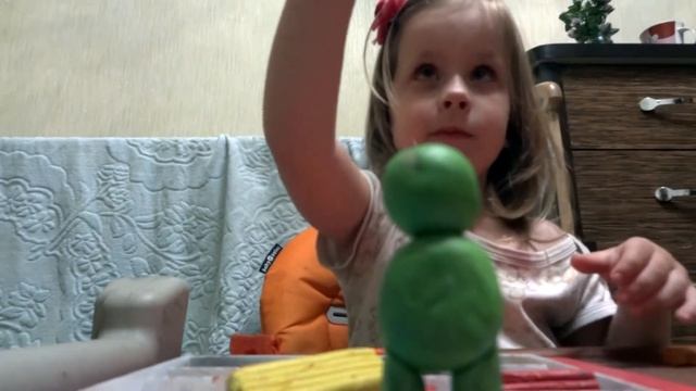 Инопланетянин и зеленый человечек - как слепить из пластилина - видео для детей смотреть онлайн